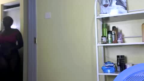 Snapshot of its_sweet chatting on March 7, 8:11 pm BigAss horny online show from March 7, 8:11 pm