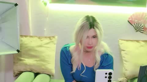 itsauroraborealis online show from May 21, 12:28 am