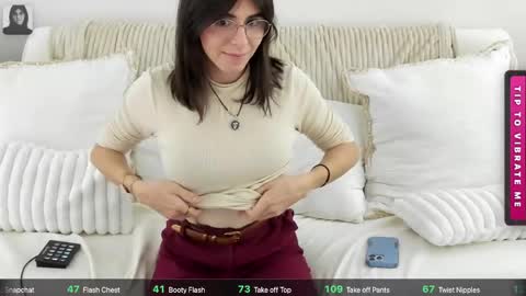 Snapshot of itschloelaurent chatting on May 22, 7:52 pm itschloelaurent online show from May 22, 7:52 pm