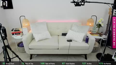 Snapshot of itschloelaurent chatting on May 24, 3:39 pm itschloelaurent online show from May 24, 3:39 pm