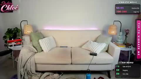 Snapshot of itschloelaurent chatting on June 23, 8:51 pm itschloelaurent online show from June 23, 8:51 pm