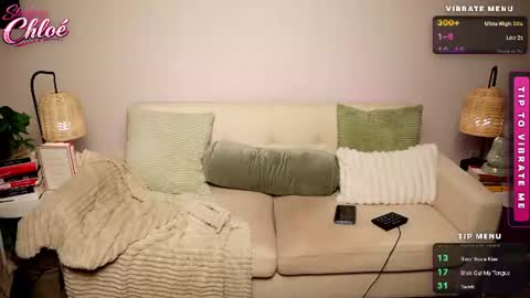 Snapshot of itschloelaurent chatting on July 7, 10:47 pm itschloelaurent online show from July 7, 10:47 pm