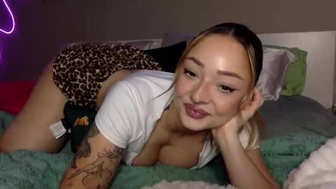 Snapshot of itsduchess chatting on December 19, 1:23 am Duchess online show from December 19, 1:23 am