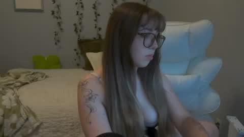Snapshot of itsmiaeverly chatting on August 9, 3:23 am Mia Everly online show from August 9, 3:23 am