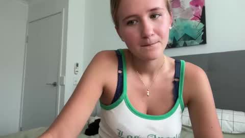 Snapshot of itsssosierra chatting on December 4, 11:35 pm  Sierra  online show from December 4, 11:35 pm