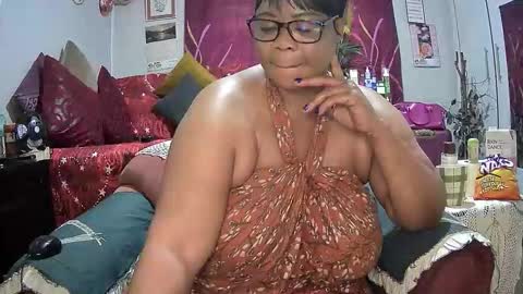 itumeleng74 online show from October 12, 5:06 am