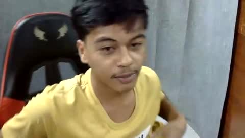 Snapshot of itzme_jhonfred chatting on April 28, 3:28 pm Jhonfred online show from April 28, 3:28 pm