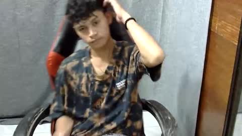 Snapshot of itzme_john chatting on April 23, 5:04 pm itzme_john online show from April 23, 5:04 pm