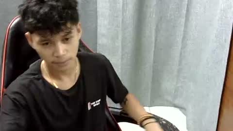 Snapshot of itzme_john chatting on April 29, 12:37 am itzme_john online show from April 29, 12:37 am