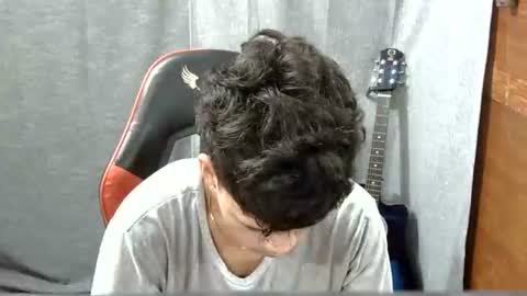 Snapshot of itzme_john chatting on May 3, 1:44 am itzme_john online show from May 3, 1:44 am