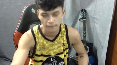 Snapshot of itzme_john chatting on May 4, 1:01 am itzme_john online show from May 4, 1:01 am