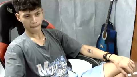 Snapshot of itzme_john chatting on May 5, 1:13 am itzme_john online show from May 5, 1:13 am