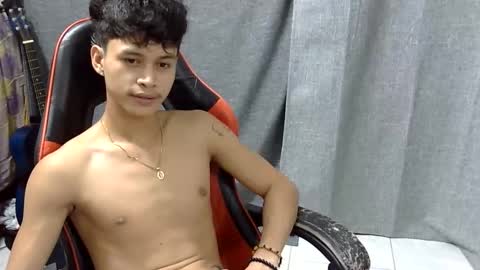 Snapshot of itzme_john chatting on May 13, 2:47 pm itzme_john online show from May 13, 2:47 pm