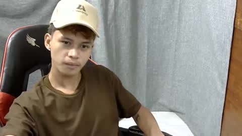 Snapshot of itzme_john chatting on June 4, 8:26 pm itzme_john online show from June 4, 8:26 pm