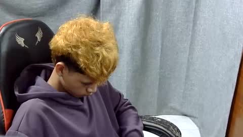 Snapshot of itzme_john chatting on June 5, 7:19 pm itzme_john online show from June 5, 7:19 pm
