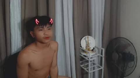 Snapshot of itzme_urhornyjerwin chatting on March 14, 12:17 am jerwin online show from March 14, 12:17 am