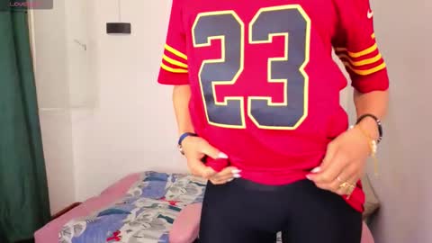 Snapshot of ivonne_ferrer__ chatting on December 4, 2:54 am IVONNE online show from December 4, 2:54 am