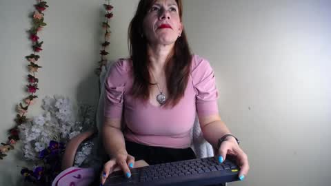 Snapshot of ivonnehills_19 chatting on May 27, 10:07 pm Ivonne online show from May 27, 10:07 pm
