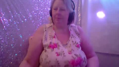 ivyjane3522 online show from May 3, 2:06 am
