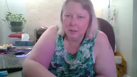 ivyjane3522 online show from May 5, 7:11 pm