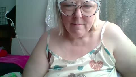 Snapshot of ivyjane3522 chatting on May 21, 2:46 pm ivyjane3522 online show from May 21, 2:46 pm