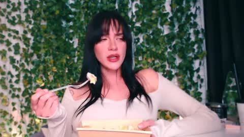 Snapshot of ivyjonson chatting on December 13, 5:00 pm Miss Ivy online show from December 13, 5:00 pm