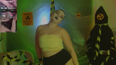 Snapshot of iwi_wi_wi chatting on October 31, 8:54 pm Daisy online show from October 31, 8:54 pm