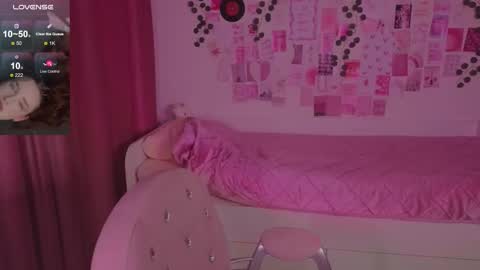 Snapshot of iwi_wi_wi chatting on November 4, 7:02 pm Daisy online show from November 4, 7:02 pm