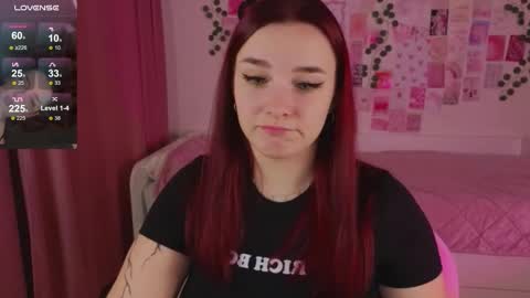 Snapshot of iwi_wi_wi chatting on November 19, 9:15 pm Daisy online show from November 19, 9:15 pm