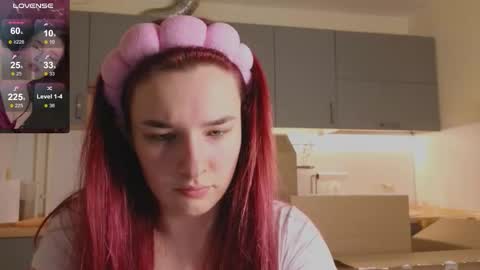 Snapshot of iwi_wi_wi chatting on December 4, 9:45 pm Daisy online show from December 4, 9:45 pm