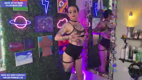 Snapshot of iwillbeyourmuse chatting on March 26, 11:43 pm Muse hethey online show from March 26, 11:43 pm