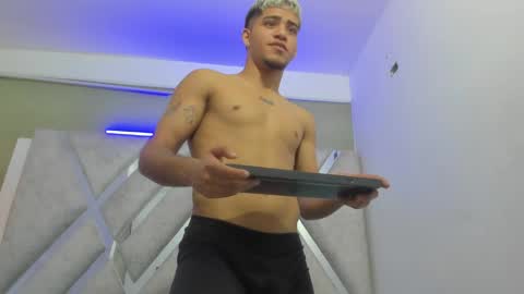 izaack online show from February 8, 6:33 pm