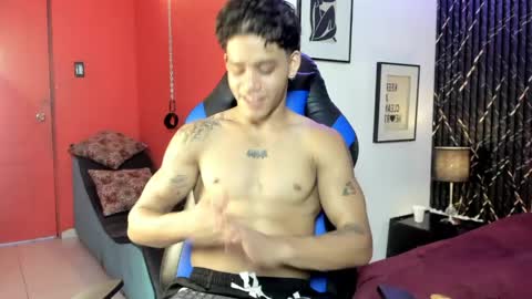 Snapshot of izaak_taylor7 chatting on April 24, 12:40 pm izaack online show from April 24, 12:40 pm