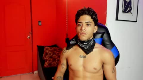 Snapshot of izaak_taylor7 chatting on April 29, 5:30 pm izaack online show from April 29, 5:30 pm