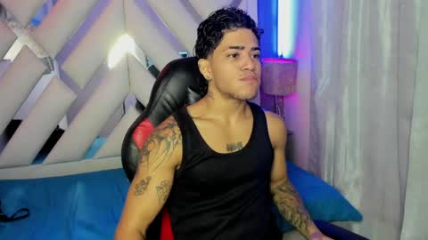 Snapshot of izaak_taylor7 chatting on May 1, 12:43 pm izaack online show from May 1, 12:43 pm