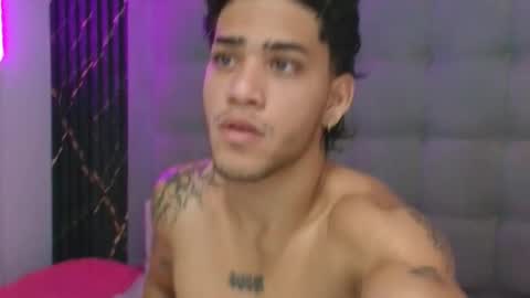 Snapshot of izaak_taylor7 chatting on May 3, 3:23 am izaack online show from May 3, 3:23 am