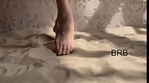 izi online show from February 9, 6:05 pm