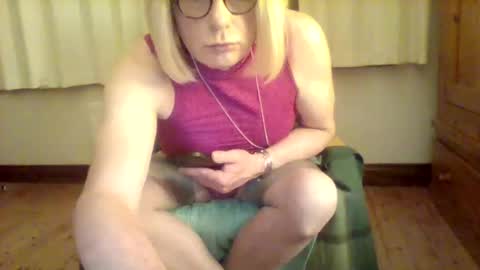 Snapshot of izzy_mchoney chatting on May 16, 12:07 am izzy_mchoney online show from May 16, 12:07 am