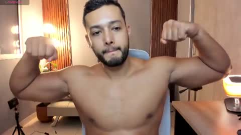 Calix  Independient model Insta and twt Calixsnake online show from June 9, 8:20 pm