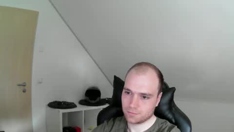 here4y online show from April 3, 7:50 am