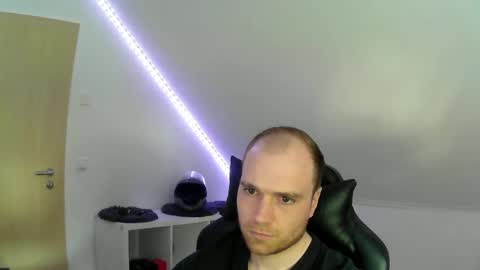 here4y online show from April 5, 11:18 am