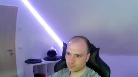 here4y online show from April 21, 5:50 pm