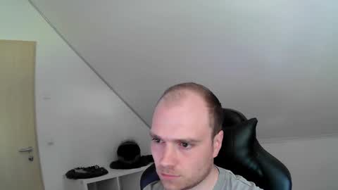 here4y online show from April 29, 7:45 am