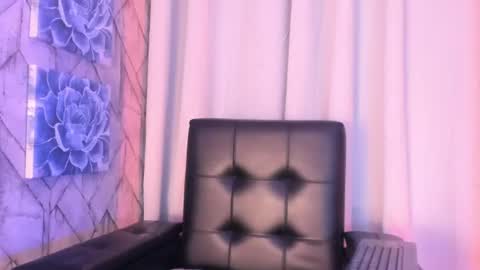 Snapshot of jaadewest_ chatting on July 16, 11:05 am Jade West online show from July 16, 11:05 am