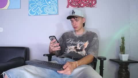 INDEPENDENT MODEL online show from December 13, 2:16 pm