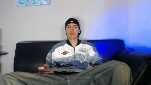 INDEPENDENT MODEL online show from January 19, 11:23 am