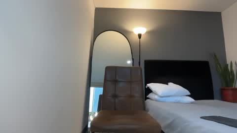 INDEPENDENT MODEL online show from March 23, 11:25 am