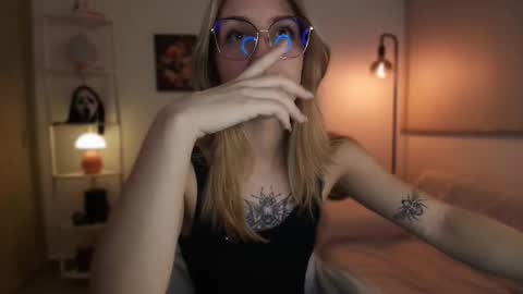 Snapshot of jacky_croft chatting on November 17, 4:29 am Linda Sofia help me get to 100 thumbs up online show from November 17, 4:29 am