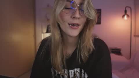 Snapshot of jacky_croft chatting on November 22, 4:00 am Linda Sofia help me get to 100 thumbs up online show from November 22, 4:00 am