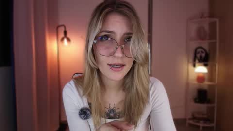 Snapshot of jacky_croft chatting on November 30, 4:49 am Linda Sofia help me get to 100 thumbs up online show from November 30, 4:49 am